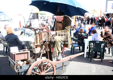 Mann in Baskenmütze am französischen Markt Messer schärfen Stockfoto