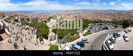 Panorama der Stadt Marseille in sonnigen Sommertag. Aerial Skyline-Blick von Notre-Dame De La Garde in Marseille, Frankreich Stockfoto