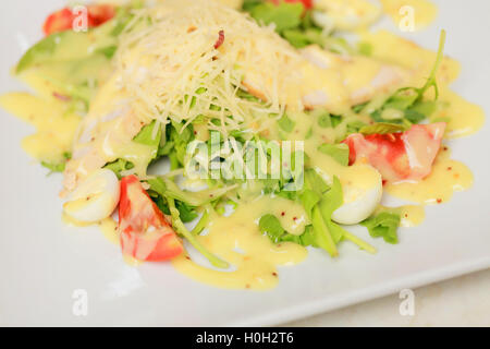 Salat mit Eiern, Tomaten, Hähnchen und Käse Stockfoto