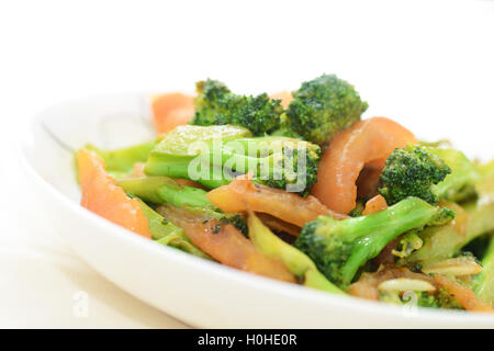 Tomaten, Brokkoli positive Fry auf weißem Hintergrund Stockfoto