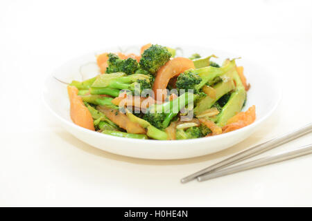 Tomaten, Brokkoli positive Fry auf weißem Hintergrund Stockfoto