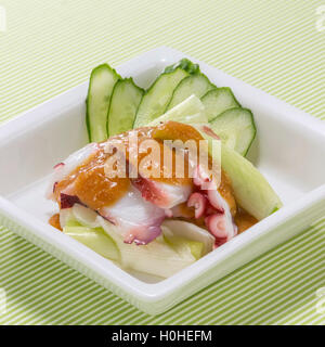 Tintenfisch mit Sauce, Zwiebel und Gurke in Nenkira Rezept geschnitten Stockfoto