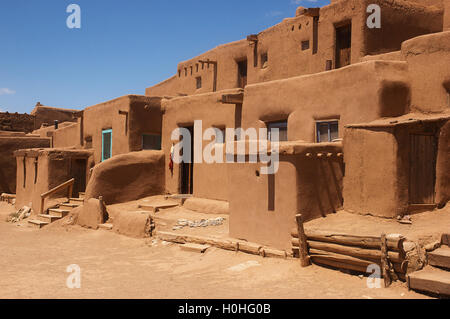 UNESCO World Heritage Site Taos Pueblo außerhalb Taos, New Mexiko, seit über 1000 Jahren ununterbrochen bewohnt Stockfoto