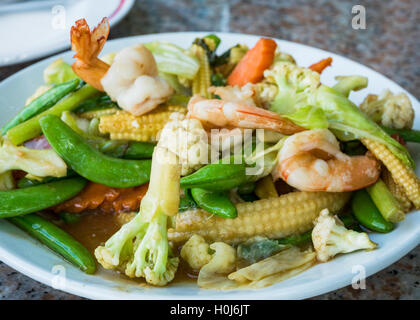 Pad Pak Ruam, rühren gebratene Gemüse mit Garnelen in Austernsauce, die klassische thailändische Gemüsegericht. Stockfoto