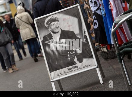 Datei - Datei Bild datiert 18. April 2014 zeigt Menschen schlendern vorbei an Hans Albers Poster in Hamburg, Deutschland. Albers wurde vor 125 Jahren am 22. September im Bereich St. Georg in Hamburg geboren. FOTO: MARCUS BRANDT/DPA Stockfoto