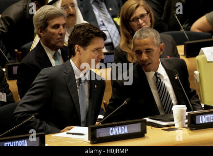 United States President Barack Obama (R) spricht mit Kanadas Premierminister Justin Trudeau auf einem Gipfeltreffen der Staats-und Regierungschefs für Flüchtlinge bei den Vereinten Nationen 71. Tagung der Generaldebatte bei der UNO Generalversammlung am Sitz der Vereinten Nationen in New York, New York, USA, 20. September 2016. Bildnachweis: Peter Foley / Pool über CNP /MediaPunch Stockfoto