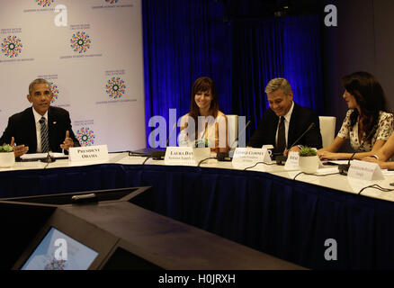 Vereinigte Staaten Präsident Barack Obama (L) mit US-Schauspieler George Clooney (2ndR) und Frau Amal Clooney (L) eine Private Sector CEO Roundtable Gipfel für Flüchtlinge während der Vereinten Nationen 71. Tagung der Generaldebatte bei der UNO Generalversammlung am Sitz der Vereinten Nationen in New York, New York, USA, 20. September 2016 teilnehmen. Bildnachweis: Peter Foley / Pool über CNP /MediaPunch Stockfoto