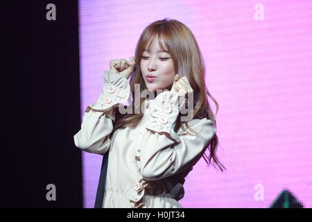 Seoul, Korea. 20. Sep, 2016. Ji-Eun Song hält ihr zweites Solo Mini Album Bobby Doll in Seoul, Korea am 20. September 2016 Schaufenster. (China und Korea Rechte heraus) © TopPhoto/Alamy Live-Nachrichten Stockfoto