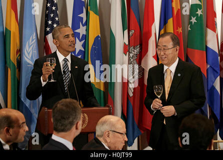 Vereinigte Staaten Präsident Barack Obama (L) wirft einen Toast auf die Vereinten Nationen Generalsekretär Ban-Ki Moon (R) an ein Mittagessen für die führenden Politiker der Welt bei den Vereinten Nationen 71. Tagung der Generaldebatte am Sitz der Vereinten Nationen in New York, New York, USA, 20. September 2016. Bildnachweis: Peter Foley / Pool über CNP /MediaPunch Stockfoto