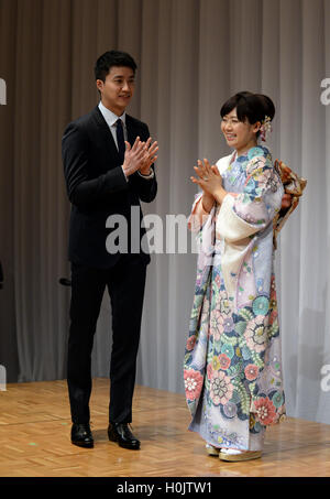 Tokio, Japan. 21. Sep, 2016. Japanischer Tischtennisspieler Ai Fukuhara (R) und Tischtennisspieler Chiang Hung-Chieh von Chinese Taipei klatscht in die Hände bei einer Pressekonferenz erklärt, ihre Ehe in Tokio, Japan, 21. September 2016 bekannt zu geben. © Ma Ping/Xinhua/Alamy Live-Nachrichten Stockfoto
