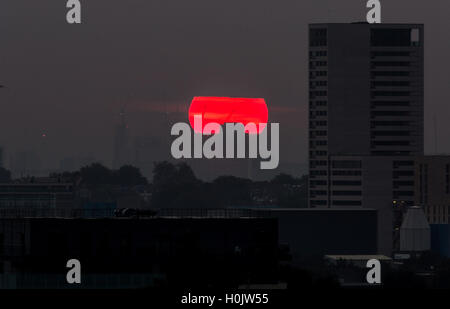 London, UK. 21. September 2016. UK-Wetter: Sonnenaufgang gesehen von Primrose Hill in Nord-West London Credit: Guy Corbishley/Alamy Live News Stockfoto