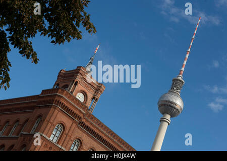 Der Fernsehturm ragt der Turm des Rathauses Rotes Rathaus in Berlin, Deutschland, 21. September 2016. Hier legen Sie die erste Sondierungsgespräche zwischen den Parteien, die SPD (Sozialdemokratische Partei), CDU (CDU) und Die Linke (die linke) statt. Foto: PAUL ZINKEN/dpa Stockfoto