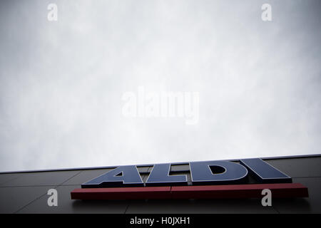 Gladbeck, Deutschland. 20. Sep, 2016. Eine moderne Aldi Nord speichern in Gladbeck, Deutschland, 20. September 2016. Rabatt-Supermarkt-Kette präsentiert Aldi Aldi Nord (lit.) Aldi Nord) Supermarkt der Zukunft als Blaupause für zukünftige Geschäfte. Foto: Rolf Vennenbernd/Dpa/Alamy Live News Stockfoto