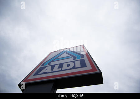 Gladbeck, Deutschland. 20. Sep, 2016. Eine moderne Aldi Nord speichern in Gladbeck, Deutschland, 20. September 2016. Rabatt-Supermarkt-Kette präsentiert Aldi Aldi Nord (lit.) Aldi Nord) Supermarkt der Zukunft als Blaupause für zukünftige Geschäfte. Foto: Rolf Vennenbernd/Dpa/Alamy Live News Stockfoto