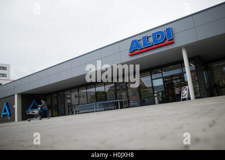 Gladbeck, Deutschland. 20. Sep, 2016. Eine moderne Aldi Nord speichern in Gladbeck, Deutschland, 20. September 2016. Rabatt-Supermarkt-Kette präsentiert Aldi Aldi Nord (lit.) Aldi Nord) Supermarkt der Zukunft als Blaupause für zukünftige Geschäfte. Foto: Rolf Vennenbernd/Dpa/Alamy Live News Stockfoto