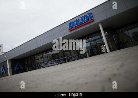 Gladbeck, Deutschland. 20. Sep, 2016. Eine moderne Aldi Nord speichern in Gladbeck, Deutschland, 20. September 2016. Rabatt-Supermarkt-Kette präsentiert Aldi Aldi Nord (lit.) Aldi Nord) Supermarkt der Zukunft als Blaupause für zukünftige Geschäfte. Foto: Rolf Vennenbernd/Dpa/Alamy Live News Stockfoto