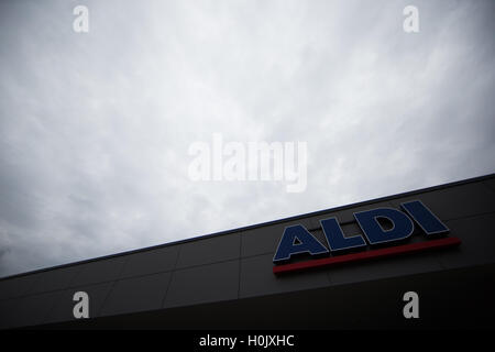 Gladbeck, Deutschland. 20. Sep, 2016. Eine moderne Aldi Nord speichern in Gladbeck, Deutschland, 20. September 2016. Rabatt-Supermarkt-Kette präsentiert Aldi Aldi Nord (lit.) Aldi Nord) Supermarkt der Zukunft als Blaupause für zukünftige Geschäfte. Foto: Rolf Vennenbernd/Dpa/Alamy Live News Stockfoto