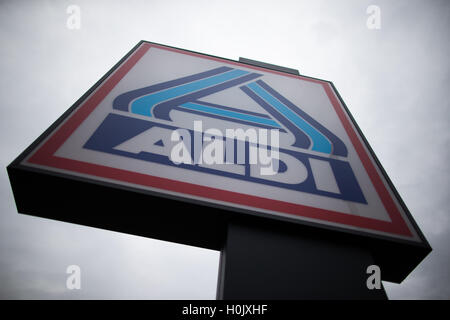 Gladbeck, Deutschland. 20. Sep, 2016. Eine moderne Aldi Nord speichern in Gladbeck, Deutschland, 20. September 2016. Rabatt-Supermarkt-Kette präsentiert Aldi Aldi Nord (lit.) Aldi Nord) Supermarkt der Zukunft als Blaupause für zukünftige Geschäfte. Foto: Rolf Vennenbernd/Dpa/Alamy Live News Stockfoto