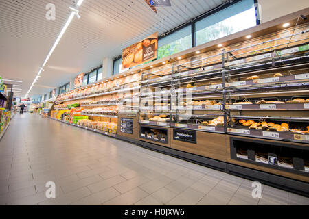 Gladbeck, Deutschland. 20. Sep, 2016. Brötchen und Brot Brote auf den Regalen in einer neu gestalteten Aldi Nord gesehen store in Gladbeck, Deutschland, 20. September 2016. Rabatt-Supermarkt-Kette präsentiert Aldi Aldi Nord (lit.) Aldi Nord) Supermarkt der Zukunft als Blaupause für zukünftige Geschäfte. Foto: Rolf Vennenbernd/Dpa/Alamy Live News Stockfoto