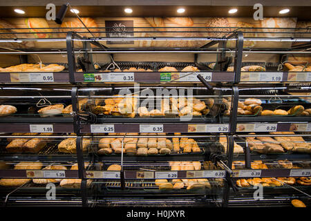 Brötchen und Brot Brote auf den Regalen in einer neu gestalteten Aldi Nord gesehen store in Gladbeck, Deutschland, 20. September 2016. Rabatt-Supermarkt-Kette präsentiert Aldi Aldi Nord (lit.) Aldi Nord) Supermarkt der Zukunft als Blaupause für zukünftige Geschäfte. Foto: Rolf Vennenbernd/dpa Stockfoto