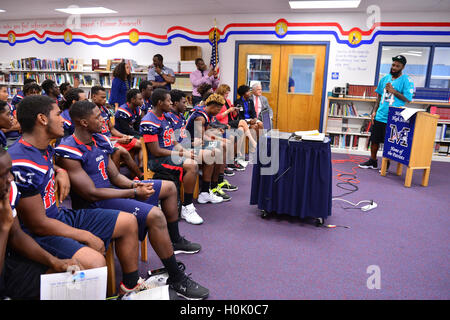 Miami, FL, USA. 20. Sep, 2016. Miami Dolphins Wide Receiver (#14) Jarvis Landry überraschen die Miramar Patrioten Varsity Fußball-Nationalmannschaft vor dem Team Praxis im Rahmen der 4 Downs für Finanzen finanzielle Allgemeinbildung Programm gesponsert von BankUnited. Landry teilen seine Gedanken über die Bedeutung der finanziellen Allgemeinbildung im Miramar High School Media Center am 20. September 2016 in Miramar, Florida. Bildnachweis: Mpi10/Medien Punch/Alamy Live-Nachrichten Stockfoto