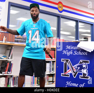 Miami, FL, USA. 20. Sep, 2016. Miami Dolphins Wide Receiver (#14) Jarvis Landry überraschen die Miramar Patrioten Varsity Fußball-Nationalmannschaft vor dem Team Praxis im Rahmen der 4 Downs für Finanzen finanzielle Allgemeinbildung Programm gesponsert von BankUnited. Landry teilen seine Gedanken über die Bedeutung der finanziellen Allgemeinbildung im Miramar High School Media Center am 20. September 2016 in Miramar, Florida. Bildnachweis: Mpi10/Medien Punch/Alamy Live-Nachrichten Stockfoto