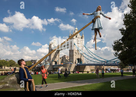 London, UK. 21. September 2016. Luftakrobatin Sally Miller in den Charakter der Emma Bloom ergreift die Flucht vor dem Hintergrund der Tower Bridge, den neuen Tim Burton Film Miss Peregrine Home für Peculair Kinder zu fördern. Bildnachweis: Roger Garfield/Alamy Live-Nachrichten Stockfoto