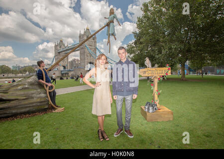 London, UK. 21. September 2016. Schauspieler Ella Purnell und Asa Butterfield beitreten Luftakrobatin Sally Miller in den Charakter der Emma Bloom die Flucht vor dem Hintergrund der Tower Bridge, den neuen Tim Burton Film Miss Peregrine Home für Peculair Kinder zu fördern. Bildnachweis: Roger Garfield/Alamy Live-Nachrichten Stockfoto