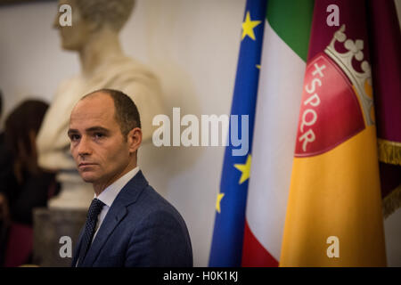 Rom, Italien. 21. Sep, 2016. Roma 21.September Pressekonferenz in Rom Virginia Raggi Bürgermeister Nein sagen, um die Kandidatur von Rom nach Olympia 2024. Lokalen Caption *** Roma 21.September Pressekonferenz in Rom Virginia Raggi Bürgermeister Nein sagen, um die Kandidatur von Rom nach Olympia 2024 abgebildet Daniele Frongia Credit: Andrea Ronchini/Alamy Live News Stockfoto