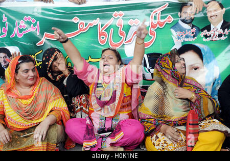 Aktivisten der Muslimliga (PML-N) skandieren Parolen gegen Tehreek-e-Insaf (PTI) Diözese März bei Protestkundgebung am Mittwoch, 21. September 2016 in Multan stattfand. Stockfoto