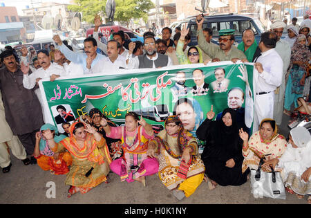 Aktivisten der Muslimliga (PML-N) skandieren Parolen gegen Tehreek-e-Insaf (PTI) Diözese März bei Protestkundgebung am Mittwoch, 21. September 2016 in Multan stattfand. Stockfoto