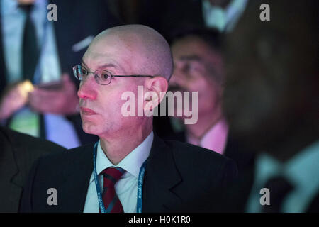 New York, New York, USA. 21. Sep, 2016. National Basketball Association (NBA) Kommissar Adam Silver hört, wie US-Präsident Barack Obama auf dem U.S.-Africa Business Forum im Plaza Hotel, 21. September 2016 in New York City spricht. Das Forum konzentriert sich auf Handel und Investitionen Chancen auf dem afrikanischen Kontinent für afrikanischen Regierungschefs und amerikanische Wirtschaftsführer. Bildnachweis: Drew Angerer/Pool über CNP Credit: Drew Angerer/CNP/ZUMA Draht/Alamy Live-Nachrichten Stockfoto