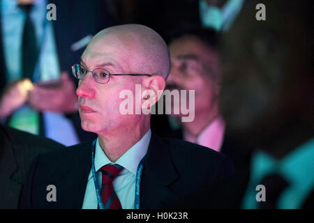 National Basketball Association (NBA) Kommissar Adam Silver hört, wie US-Präsident Barack Obama auf dem U.S.-Africa Business Forum im Plaza Hotel, 21. September 2016 in New York City spricht. Das Forum konzentriert sich auf Handel und Investitionen Chancen auf dem afrikanischen Kontinent für afrikanischen Regierungschefs und amerikanische Wirtschaftsführer.  Bildnachweis: Drew Angerer / Pool über CNP /MediaPunch Stockfoto