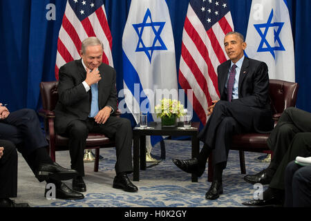 (L, R) Premierminister von Israel, Benjamin Netanyahu spricht mit US-Präsident Barack Obama während eines bilateralen Treffens im Lotte New York Palace Hotel, 21. September 2016 in New York City. Letzte Woche vereinbart Israel und den Vereinigten Staaten, ein $ 38 Milliarden, 10-Jahres-Hilfspaket für Israel. Obama dürfte für den israelisch-palästinensischen Konflikt die Notwendigkeit für eine "zwei-Staaten-Lösung" zu diskutieren.  Bildnachweis: Drew Angerer / Pool über CNP /MediaPunch Stockfoto