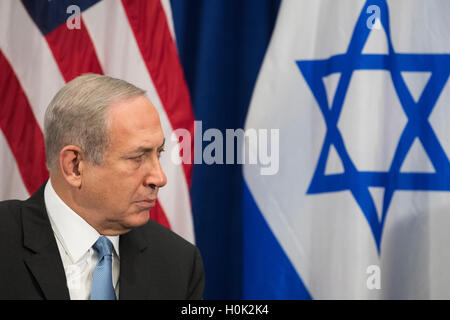 Premierminister von Israel, Benjamin Netanyahu schaut zu, wie er sich mit US-Präsident Barack Obama während eines bilateralen Treffens im Lotte New York Palace Hotel, 21. September 2016 in New York City trifft. Letzte Woche vereinbart Israel und den Vereinigten Staaten, ein $ 38 Milliarden, 10-Jahres-Hilfspaket für Israel. Obama dürfte für den israelisch-palästinensischen Konflikt die Notwendigkeit für eine "zwei-Staaten-Lösung" zu diskutieren.  Bildnachweis: Drew Angerer / Pool über CNP /MediaPunch Stockfoto