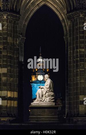 Edinburgh, Schottland. 22. September 2016. Anlässlich des Jahrestages des Todes von Sir Walter Scott, hat die berühmte Scott Monument, Edinburgh Princes Street relit wurde nach einer Überholung der Beleuchtung.  Die Struktur hat in den vergangenen Jahren beleuchtet worden, aber das neue LED-System - entworfen von KSLD - ist die erste maßgeschneiderte Beleuchtung installiert werden. Die State-of-the-Art-Design-highlights das Denkmal komplizierte architektonische Elemente mit ein weiches warmes Glühen, ermöglicht das Wahrzeichen als Teil Edinburghs Nacht Skyline glänzen. Bildnachweis: Richard Dyson/Alamy Live-Nachrichten Stockfoto