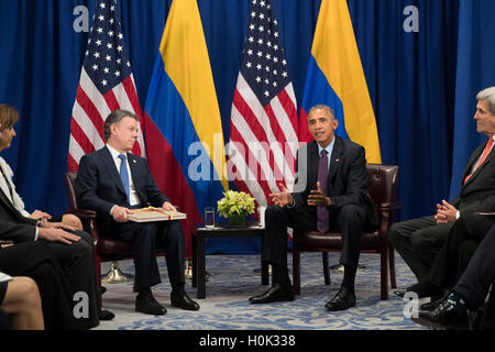 New York, USA. 21. September 2016. (L, R) Präsident von Kolumbien Juan Manuel Santos trifft sich mit US-Präsident Barack Obama während eines bilateralen Treffens im Lotte New York Palace Hotel, 21. September 2016 in New York City. In Dienstages Rede vor den Vereinten Nationen erklärt, dass "helfen Kolumbien Ende Lateinamerikas längste Krieg" Generalversammlung, Obama war zu seinen wichtigsten Errungenschaften als Präsident. Bildnachweis: MediaPunch Inc/Alamy Live-Nachrichten Stockfoto