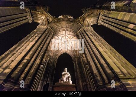 Edinburgh, Schottland. 22. September 2016. Anlässlich des Jahrestages des Todes von Sir Walter Scott, hat die berühmte Scott Monument, Edinburgh Princes Street relit wurde nach einer Überholung der Beleuchtung.  Die Struktur hat in den vergangenen Jahren beleuchtet worden, aber das neue LED-System - entworfen von KSLD - ist die erste maßgeschneiderte Beleuchtung installiert werden. Die State-of-the-Art-Design-highlights das Denkmal komplizierte architektonische Elemente mit ein weiches warmes Glühen, ermöglicht das Wahrzeichen als Teil Edinburghs Nacht Skyline glänzen. Bildnachweis: Richard Dyson/Alamy Live-Nachrichten Stockfoto