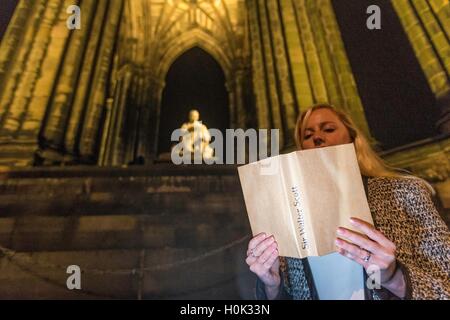 Edinburgh, Schottland. 22. September 2016. Anlässlich des Jahrestages des Todes von Sir Walter Scott, hat die berühmte Scott Monument, Edinburgh Princes Street relit wurde nach einer Überholung der Beleuchtung.  Die Struktur hat in den vergangenen Jahren beleuchtet worden, aber das neue LED-System - entworfen von KSLD - ist die erste maßgeschneiderte Beleuchtung installiert werden. Die State-of-the-Art-Design-highlights das Denkmal komplizierte architektonische Elemente mit ein weiches warmes Glühen, ermöglicht das Wahrzeichen als Teil Edinburghs Nacht Skyline glänzen. Bildnachweis: Richard Dyson/Alamy Live-Nachrichten Stockfoto