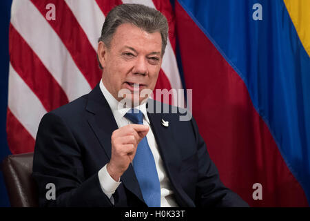 New York, USA. 21. September 2016. Präsident von Kolumbien Juan Manuel Santos spricht bei einem bilateralen Treffen mit US-Präsident Barack Obama im Lotte New York Palace Hotel, 21. September 2016 in New York City. In Dienstages Rede vor den Vereinten Nationen erklärt, dass "helfen Kolumbien Ende Lateinamerikas längste Krieg" Generalversammlung, Obama war zu seinen wichtigsten Errungenschaften als Präsident. Bildnachweis: MediaPunch Inc/Alamy Live-Nachrichten Stockfoto