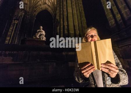 Edinburgh, Schottland. 22. September 2016. Anlässlich des Jahrestages des Todes von Sir Walter Scott, hat die berühmte Scott Monument, Edinburgh Princes Street relit wurde nach einer Überholung der Beleuchtung.  Die Struktur hat in den vergangenen Jahren beleuchtet worden, aber das neue LED-System - entworfen von KSLD - ist die erste maßgeschneiderte Beleuchtung installiert werden. Die State-of-the-Art-Design-highlights das Denkmal komplizierte architektonische Elemente mit ein weiches warmes Glühen, ermöglicht das Wahrzeichen als Teil Edinburghs Nacht Skyline glänzen. Bildnachweis: Richard Dyson/Alamy Live-Nachrichten Stockfoto