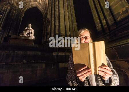 Edinburgh, Schottland. 22. September 2016. Anlässlich des Jahrestages des Todes von Sir Walter Scott, hat die berühmte Scott Monument, Edinburgh Princes Street relit wurde nach einer Überholung der Beleuchtung.  Die Struktur hat in den vergangenen Jahren beleuchtet worden, aber das neue LED-System - entworfen von KSLD - ist die erste maßgeschneiderte Beleuchtung installiert werden. Die State-of-the-Art-Design-highlights das Denkmal komplizierte architektonische Elemente mit ein weiches warmes Glühen, ermöglicht das Wahrzeichen als Teil Edinburghs Nacht Skyline glänzen. Bildnachweis: Richard Dyson/Alamy Live-Nachrichten Stockfoto