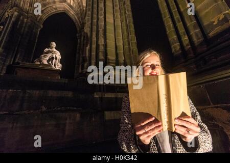 Edinburgh, Schottland. 22. September 2016. Anlässlich des Jahrestages des Todes von Sir Walter Scott, hat die berühmte Scott Monument, Edinburgh Princes Street relit wurde nach einer Überholung der Beleuchtung.  Die Struktur hat in den vergangenen Jahren beleuchtet worden, aber das neue LED-System - entworfen von KSLD - ist die erste maßgeschneiderte Beleuchtung installiert werden. Die State-of-the-Art-Design-highlights das Denkmal komplizierte architektonische Elemente mit ein weiches warmes Glühen, ermöglicht das Wahrzeichen als Teil Edinburghs Nacht Skyline glänzen. Bildnachweis: Richard Dyson/Alamy Live-Nachrichten Stockfoto