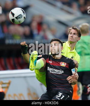 Leverkusen, Deutschland. 21. Sep, 2016. Bundesliga, Spieltag 4, Bayer 04 Leverkusen - FC Augsburg: Paul Verhaegh (Augsburg, R) Vs Kevin Volland (Leverkusen). Bildnachweis: Jürgen Schwarz/Alamy Live-Nachrichten Stockfoto