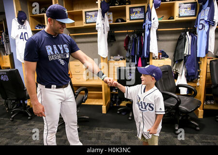 St. Petersburg, Florida, USA. 21. Sep, 2016. Tampa Bay Rays dritte Baseman EVAN LONGORIA (3) Unebenheiten Fäuste mit COLTON PAULK, 6 im Clubhaus Strahlen im Tropicana Field am Mittwoch. Diese vergangenen März wurde Colton mit Hodgkin Lymphom diagnostiziert. © Willen Vragovic/Tampa Bay Times / ZUMA Draht/Alamy Live News Stockfoto