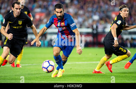 Barcelona, Spanien. 21. Sep, 2016. FC Barcelona Arda Turan (C) wetteifert den Ball mit Atleticos Diego Godin(L) während der spanischen Liga Fußballspiel zwischen FC Barcelona und Atletico Madrid im Camp Nou Stadion in Barcelona, Spanien, 21. September 2016. Das Match endete in einem Unentschieden 1: 1. © Lino De Vallier/Xinhua/Alamy Live-Nachrichten Stockfoto