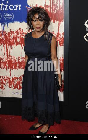 Los Angeles, CA, USA. 21. Sep, 2016. Alfre Woodard im Ankunftsbereich für die Geburt von A NATION Premiere, ArcLight Hollywood Cinerama Dome, Los Angeles, CA 21. September 2016. Bildnachweis: Dee Cercone/Everett Collection/Alamy Live-Nachrichten Stockfoto