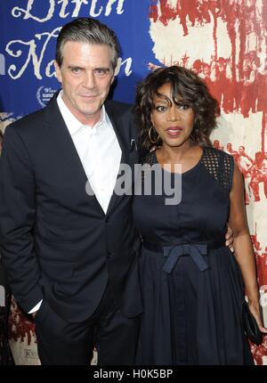Los Angeles, CA, USA. 21. Sep, 2016. Alfre Woodard, Mann im Ankunftsbereich für die Geburt von A NATION Premiere, ArcLight Hollywood Cinerama Dome, Los Angeles, CA 21. September 2016. Bildnachweis: Dee Cercone/Everett Collection/Alamy Live-Nachrichten Stockfoto