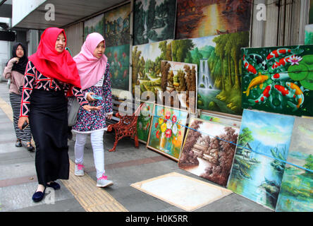 Bandung, West-Java, Indonesien. 22. Sep, 2016. Manche Verkäufer malen mit Öl-Farben um zu zeigen, seine Gemälde in der Straße Braga, Bandung, Westjava. das Erscheinungsbild ihrer Gemälde sind schön in der Weise bereits sieht aus wie eine offene Galerie, die am Straßenrand zu schmücken. Das Gemälde bieten sie an alle, die als Andenken oder als Andenken an die Stadt Bandung ging. © Denny Pohan/ZUMA Draht/Alamy Live-Nachrichten Stockfoto