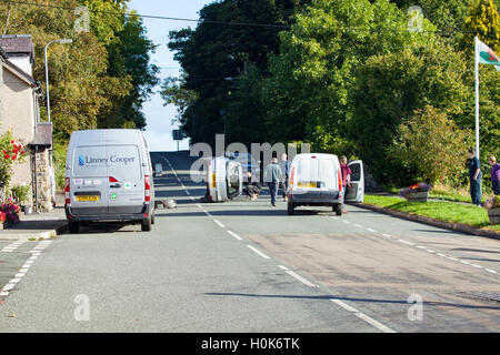 Tyn-Y-Groes, Conwy, Wales, UK 22. September 2016. Overturned Auto – erscheint Overturned Auto geparkten Fahrzeugs an Kreuzung von Tyn-Y-Groes B5106 und B2579 getroffen haben. Auf die Seite warten auf Notdienste gerne legen Autofahrer unterstützen gefangen Fahrer als das Fahrzeug übergeben. Vorfall ereignete sich kurz nach 09:00 Stockfoto